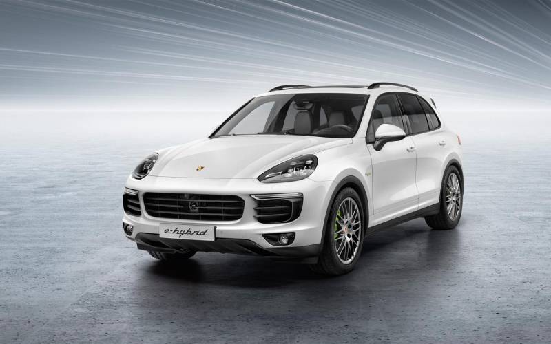 Comparison Porsche Cayenne S EHybrid 2018 vs Porsche Cayenne Hybrid 2017 SUV Drive